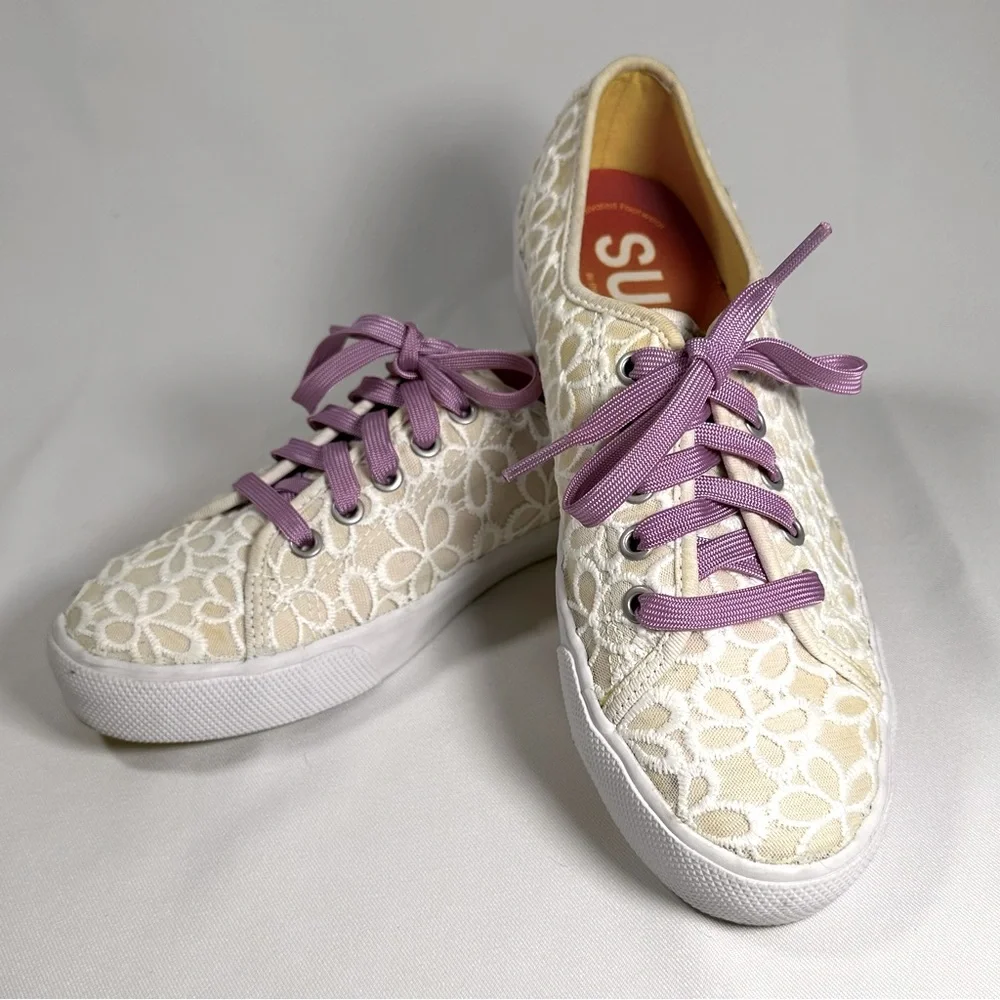 Suns Women 8.5 White Daisy‎ Pattern Sneaker Purple Laces